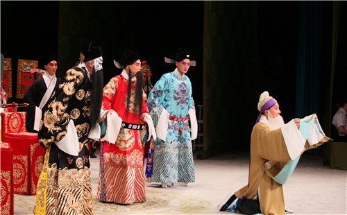 《四进士》朱强饰演宋士杰(右一)、马翔飞饰演毛朋(中)、胡滨饰演顾读(左二)、陈旭之饰演田伦(右二)