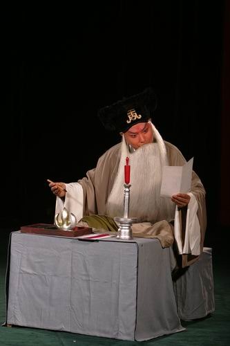 京剧《四进士》舞台剧照:宋士杰灯下看信