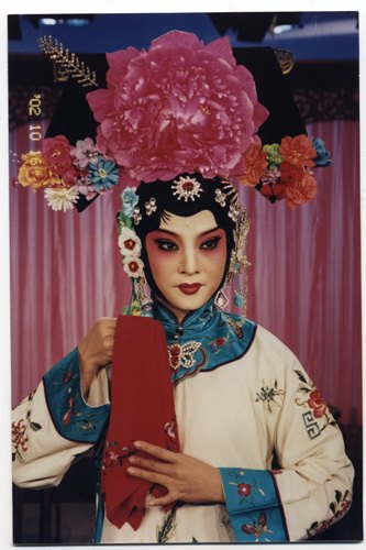 京剧《四郎探母》剧照：旦角手持书信（国家京剧院官网剧目页所载）