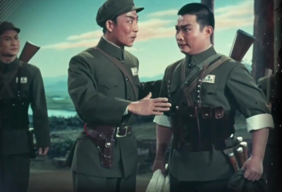 1972年彩色影片《奇袭白虎团》画面:严伟才(宋玉庆饰)与战友于山间交谈(央视《典藏》所播)