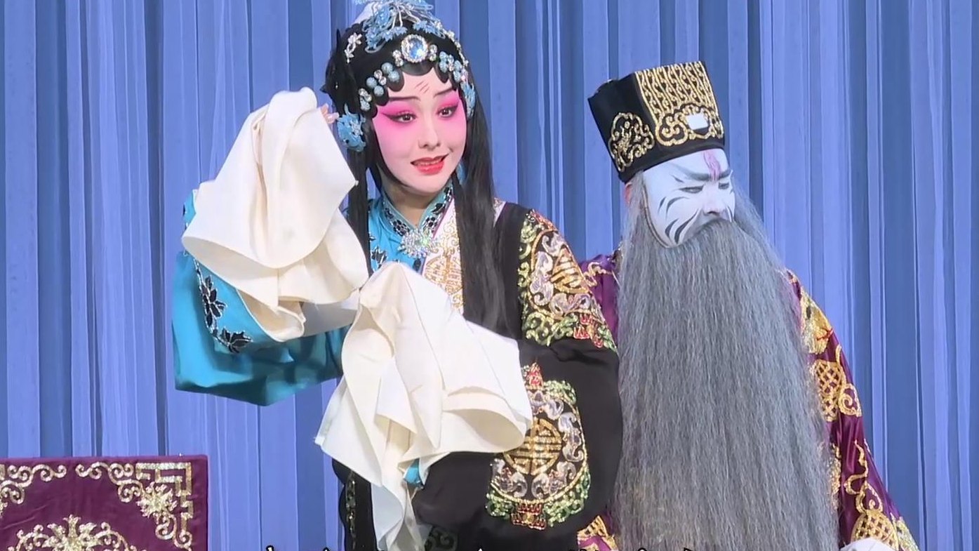 京剧《宇宙锋》赵艳容装疯,水袖掩面(演出:上海戏剧学院学生于瑜;文化和旅游部网站所载演出资源)