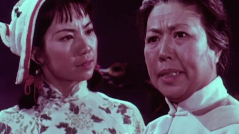 现代京剧《平原作战》影片:张大娘(高玉倩饰)与抗日群众小英(1974年京剧艺术片)