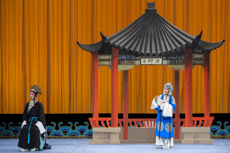 京剧《御碑亭》演出照:舞台上立有「御碑亭」亭子布景