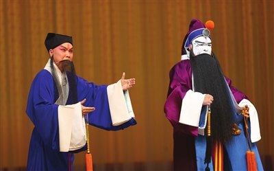 京剧《捉放曹》演出照:陈宫(左,老生)与曹操(右,净角)(天津市青年京剧团于天津中华剧院演出全本《捉放曹》,天津日报记者姚文生摄)