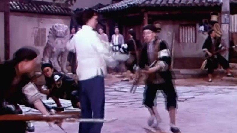 现代京剧《杜鹃山》影片:院落前的武打冲突场面(央视《戏曲影视剧场》所播彩色影片)