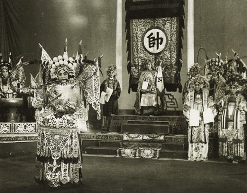 京剧《杨门女将》剧照:升帐点将(黑白,国家京剧院官网剧目页所载)