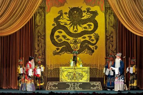京剧《杨门女将》剧照:金殿场面(国家京剧院官网剧目页所载)