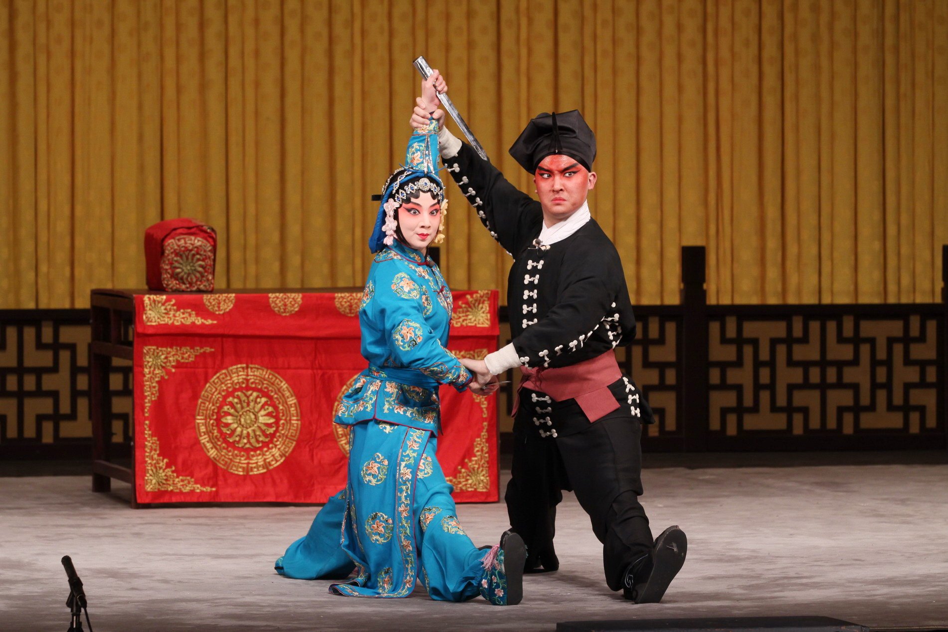 京剧《武松打店》剧照:武松(右,短打武生)与孙二娘(左,武旦)摸黑夜斗对刀