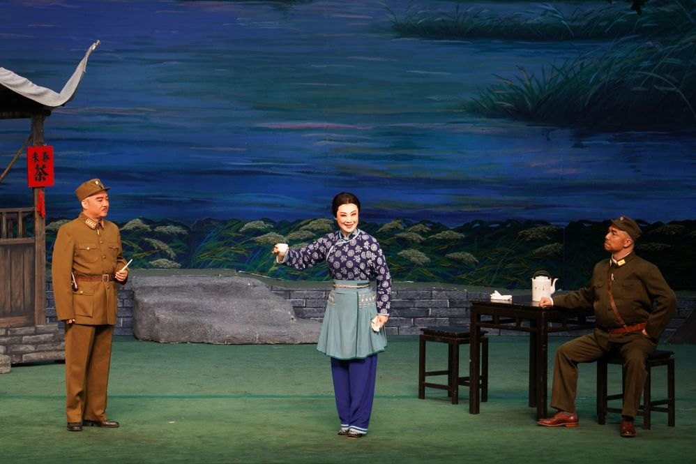 现代京剧《沙家浜》剧照:“智斗”一场,阿庆嫂在春来茶馆与刁德一、胡传魁周旋(同次巡演,北京京剧院供图)