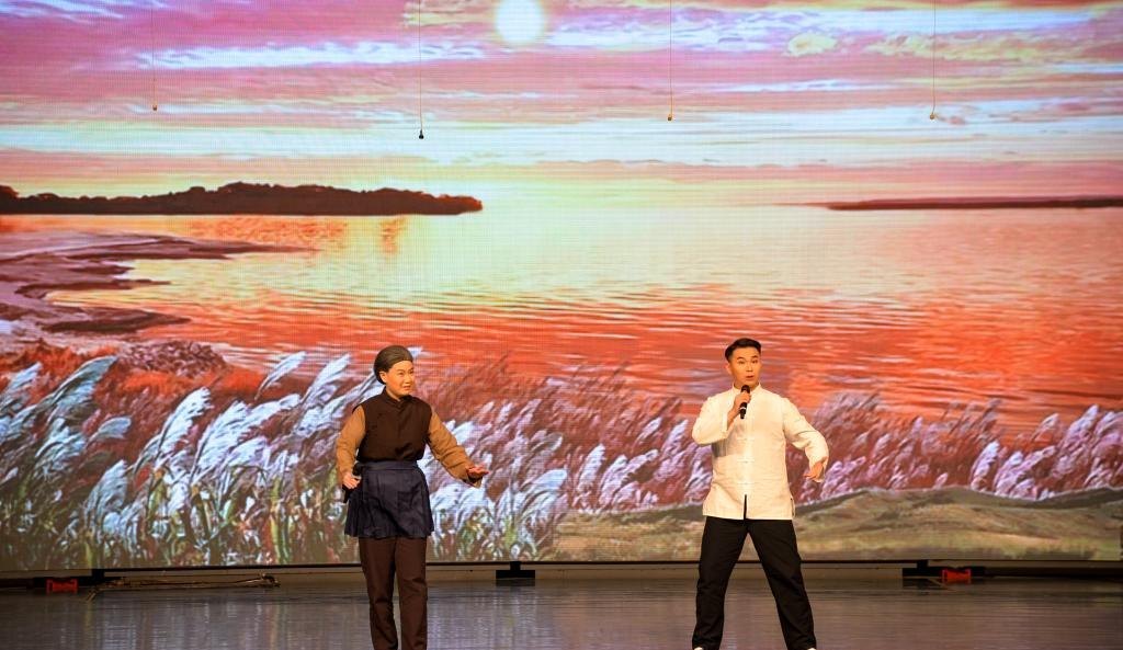 现代京剧《沙家浜》选段演出照:中国戏曲学院表演者余书剑(右)、赵家依(2025年12月3日北京市八一学校活动闭幕式)