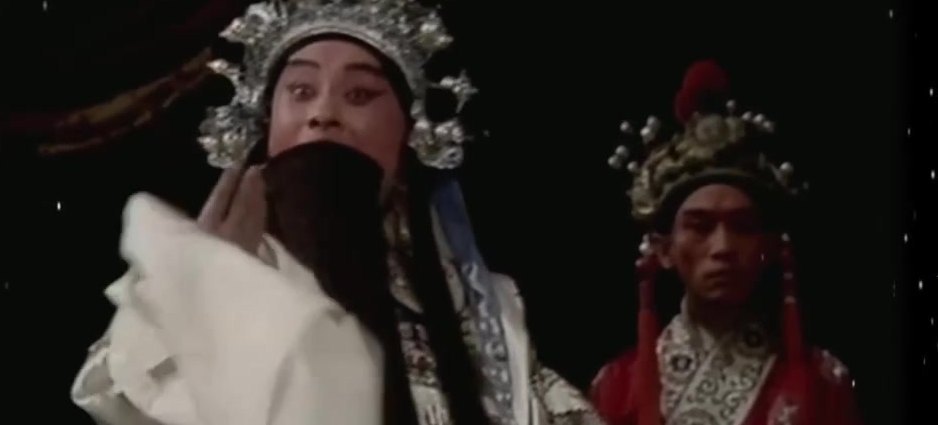 央视《典藏》京剧《满江红》录像截帧:岳飞白蟒、挂黑髯做戏(表演:孙岳、萧润德、孙亦意)
