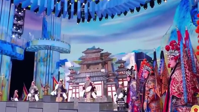 京剧《空城计》选段演出照：城下将士兵临城下的舞台场面（2020年中央广播电视总台春节联欢晚会）