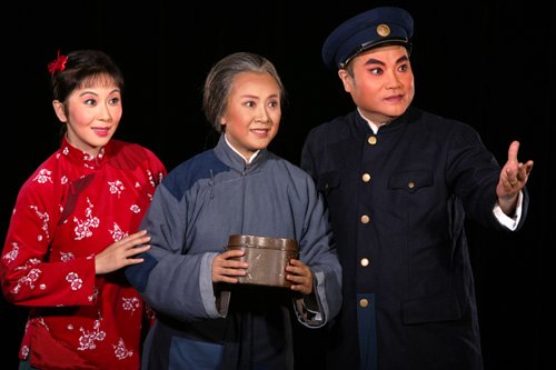 现代京剧《红灯记》剧照:李玉和与李奶奶、李铁梅祖孙三代同场(国家京剧院官网剧目页所载)