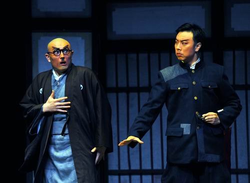 现代京剧《红灯记》剧照:李玉和与鸠山对坐(国家京剧院官网剧目页所载)