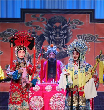 京剧《红鬃烈马》演出照:王芳(左)饰代战公主