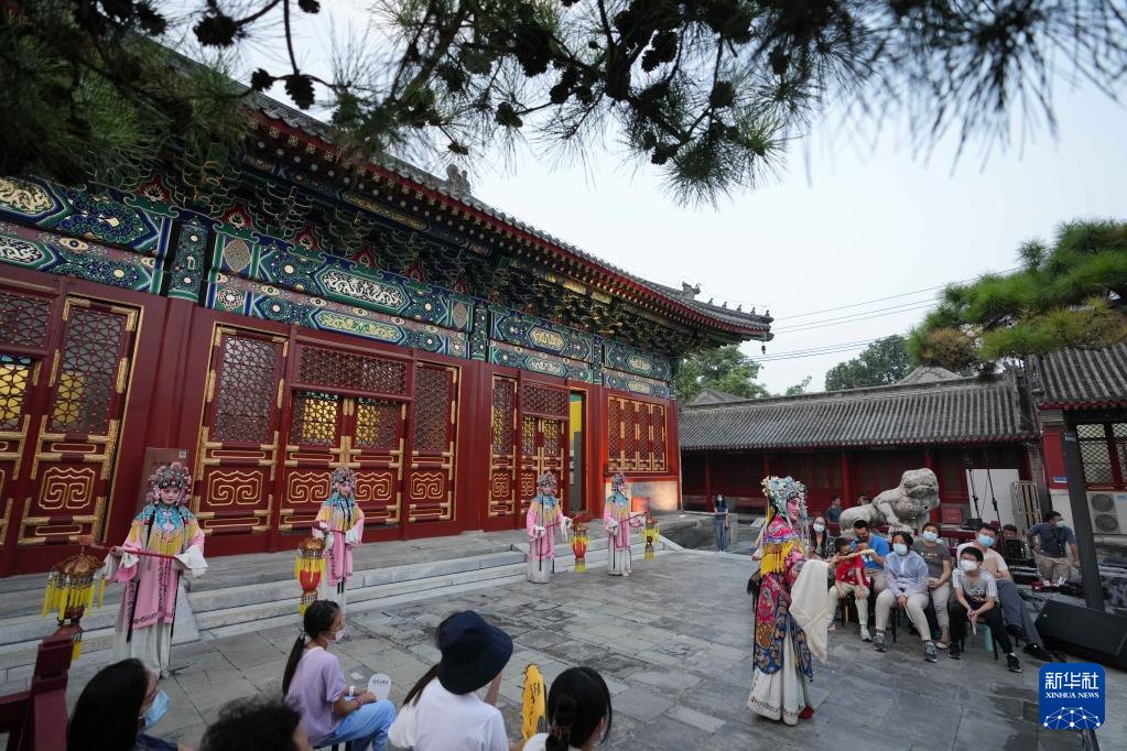 京剧《贵妃醉酒》（国家京剧院演员于妙应寺白塔寺庭院演出）