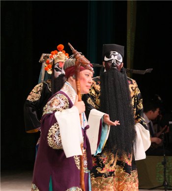 京剧《赤桑镇》剧照:王越饰包拯(右)、张静饰吴妙贞(前)(中国国家京剧院第20次赴台演出)