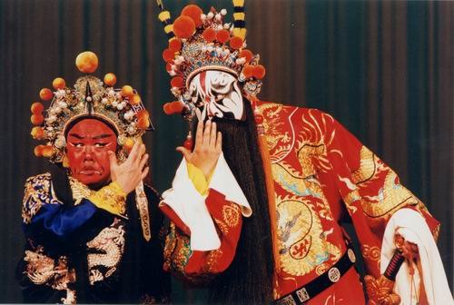 京剧《赵氏孤儿》剧照：红脸与白脸两位角色同场（国家京剧院官网剧目页所载）