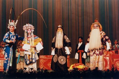 京剧《赵氏孤儿》剧照：宫廷群场（国家京剧院官网剧目页所载）