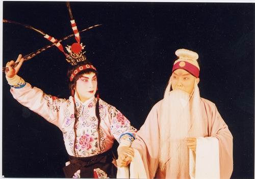 京剧《赵氏孤儿》剧照：旦角与老生同场（国家京剧院官网剧目页所载）