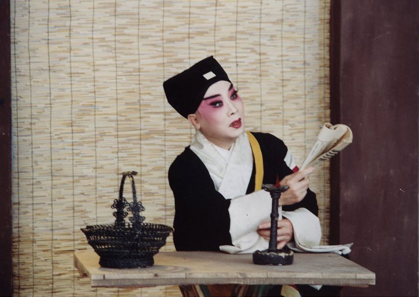京剧《连升店》剧照:穷举子王明芳(灯下展卷)