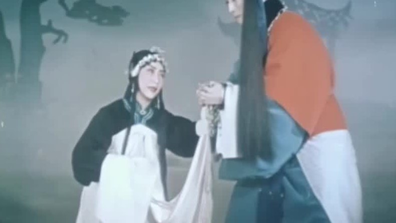 京剧《野猪林》1962年资料修复版录像截帧:林冲与林娘子(李少春饰林冲、杜近芳饰林娘子)
