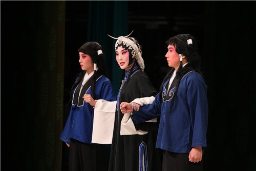 《铡美案》刘梦姣饰演秦香莲(中)(国家京剧院第20次赴台演出剧照)
