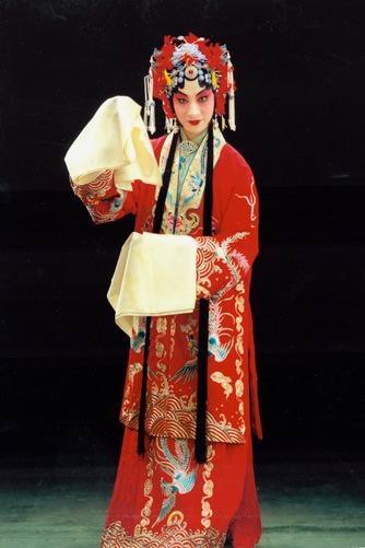 京剧《锁麟囊》旦角凤冠红装（国家京剧院官网剧目页所载剧照）