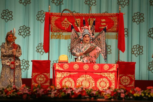 京剧《龙凤呈祥》剧照:旦角坐帐,武将持枪侍立(国家京剧院官网剧目页所载)