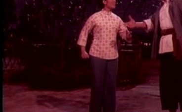 现代京剧《龙江颂》影片截帧:江水英与李志田(李炳淑、马名群饰)在闸上对戏